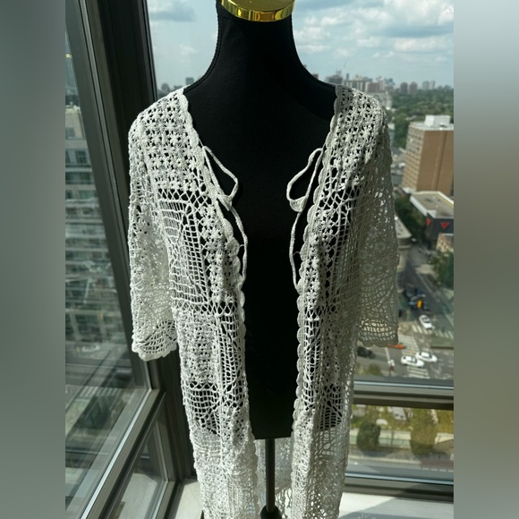 🆕 FARM Rio 🧿 NWOT Floral Crochet Lace Through Kimono, White - Sz L - Picture 3 of 15